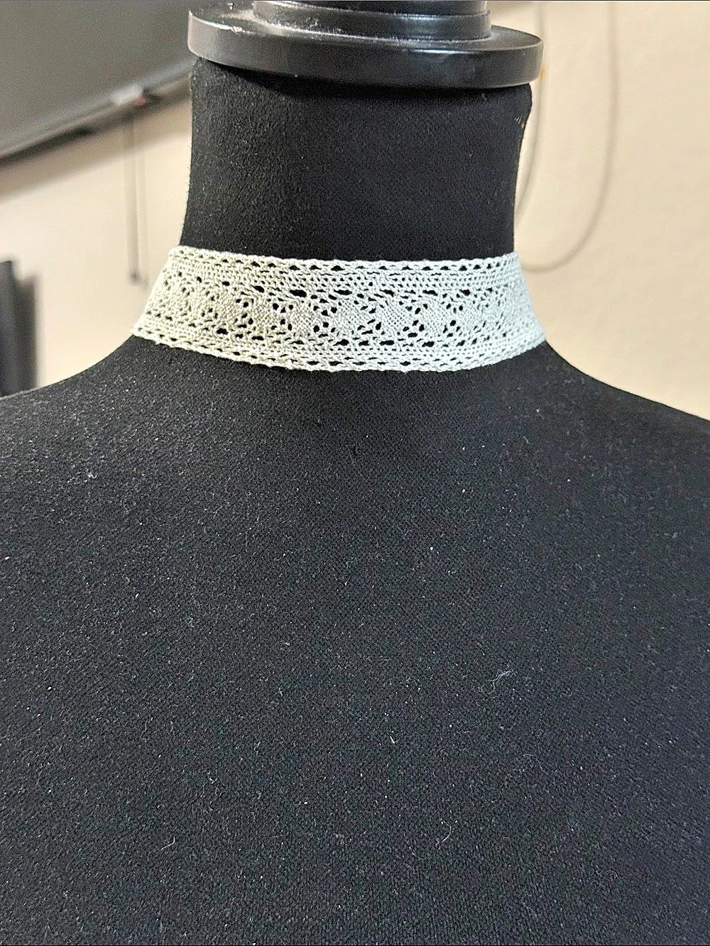 White Lace Choker Necklace Gold-Tone Chain Like New